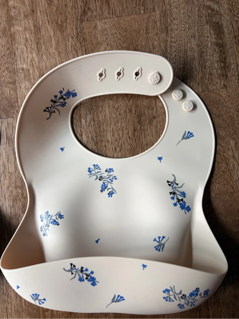 NEW Mushie Adjustable Silicone Baby Bibs in Blue Daisy & Cream Floral (set of 2)